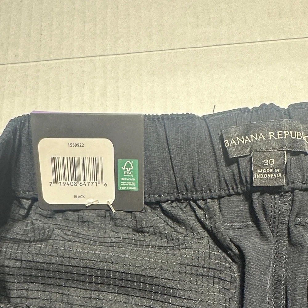 NWT Banana Republic black comfort flat Shorts comfort waist pockets and zipper